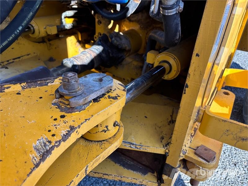 John Deere 824J Gumikerekes homlokrakodók