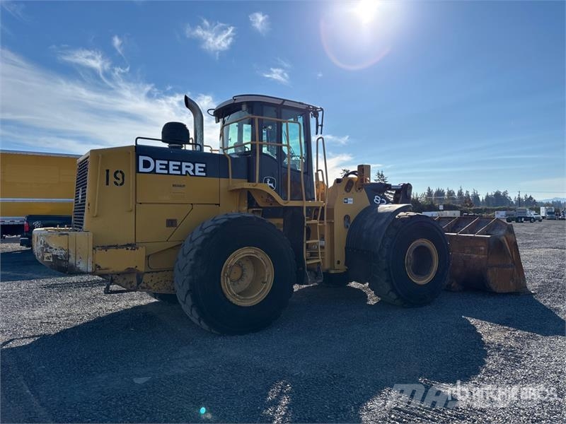 John Deere 824J Gumikerekes homlokrakodók