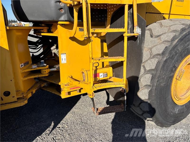 John Deere 824J Gumikerekes homlokrakodók