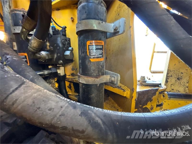 John Deere 824J Gumikerekes homlokrakodók