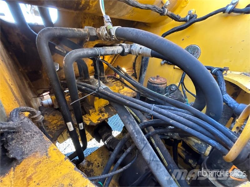 John Deere 824J Gumikerekes homlokrakodók