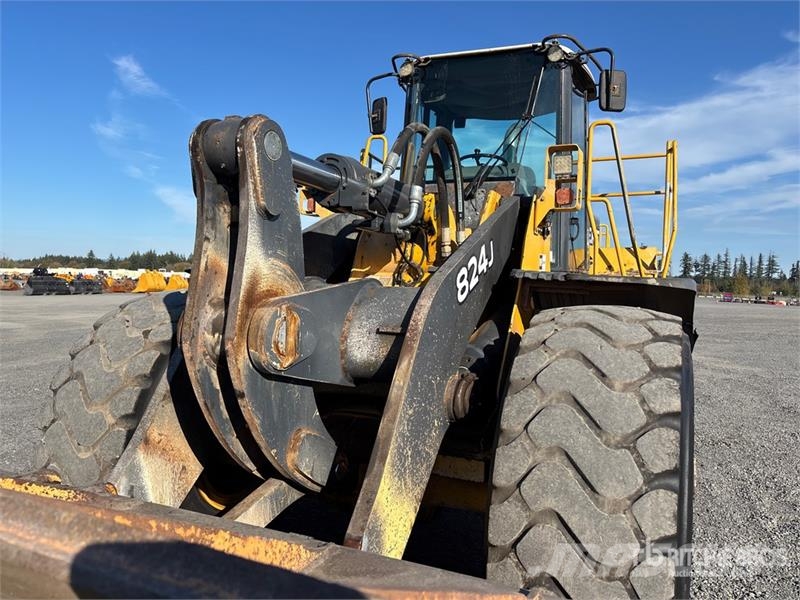 John Deere 824J Gumikerekes homlokrakodók