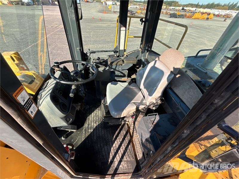 John Deere 824J Gumikerekes homlokrakodók