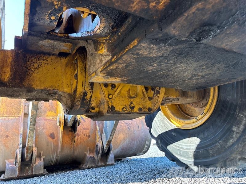 John Deere 824J Gumikerekes homlokrakodók