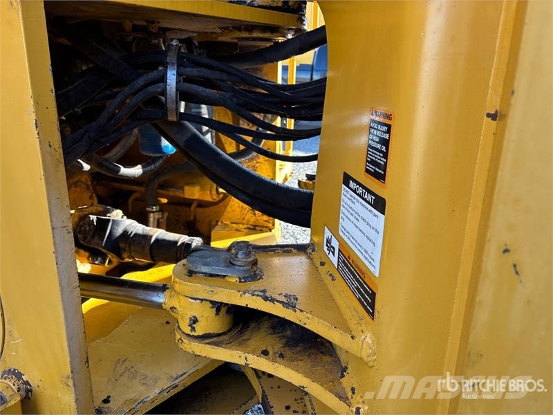John Deere 824J Gumikerekes homlokrakodók