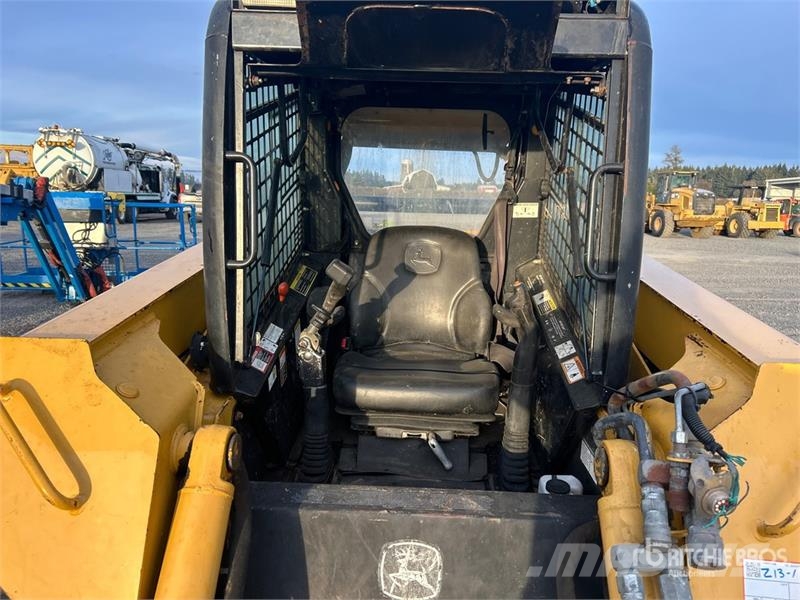 John Deere CT322 滑移轉向裝載機