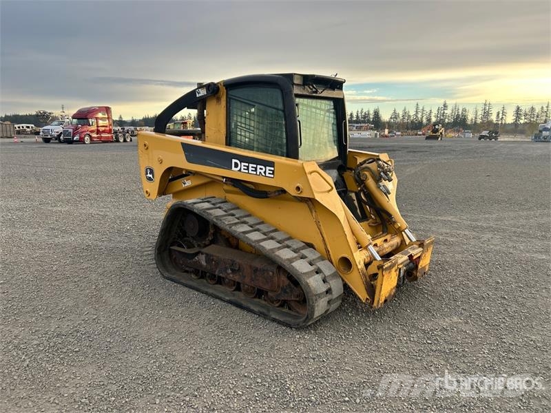 John Deere CT322 滑移轉向裝載機