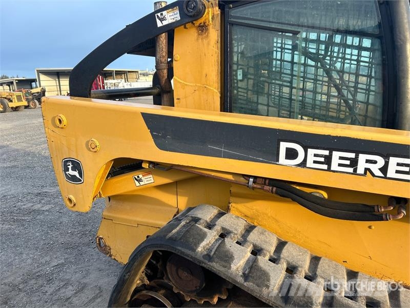 John Deere CT322 滑移轉向裝載機