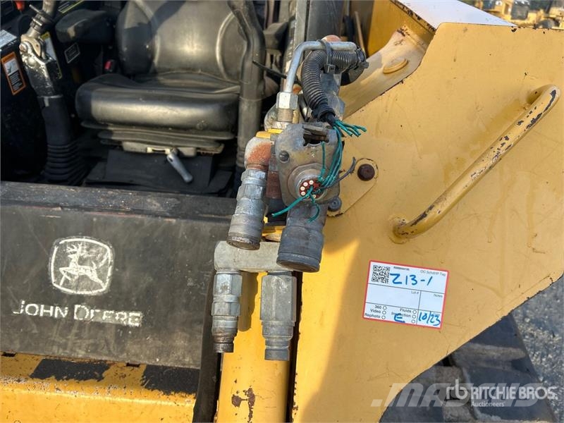 John Deere CT332 滑移装载机