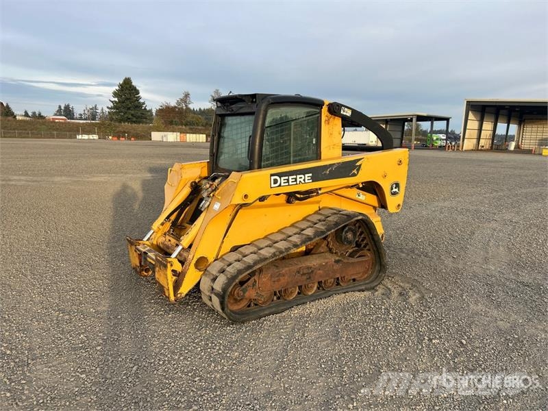 John Deere CT332 滑移装载机