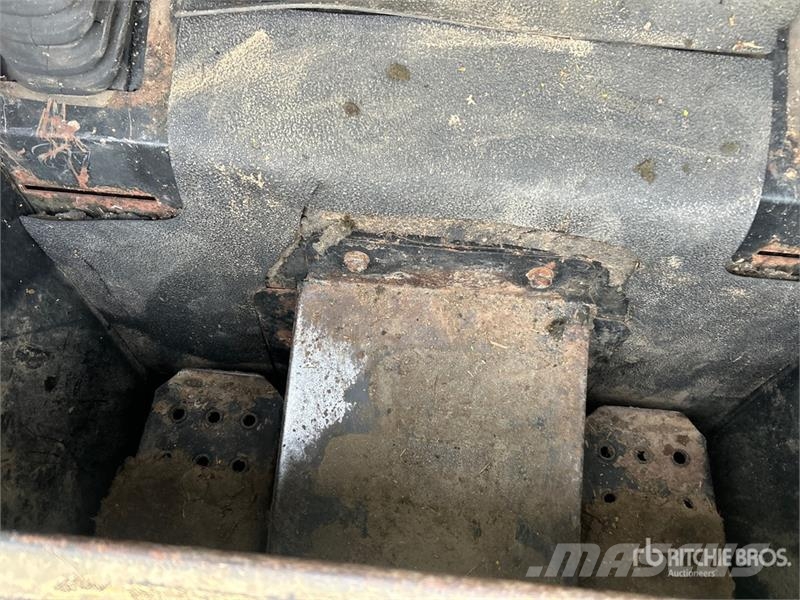 John Deere CT332 滑移装载机