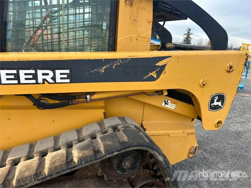 John Deere CT332 滑移装载机