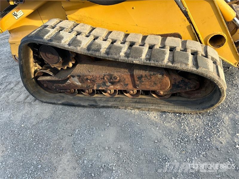 John Deere CT332 滑移装载机
