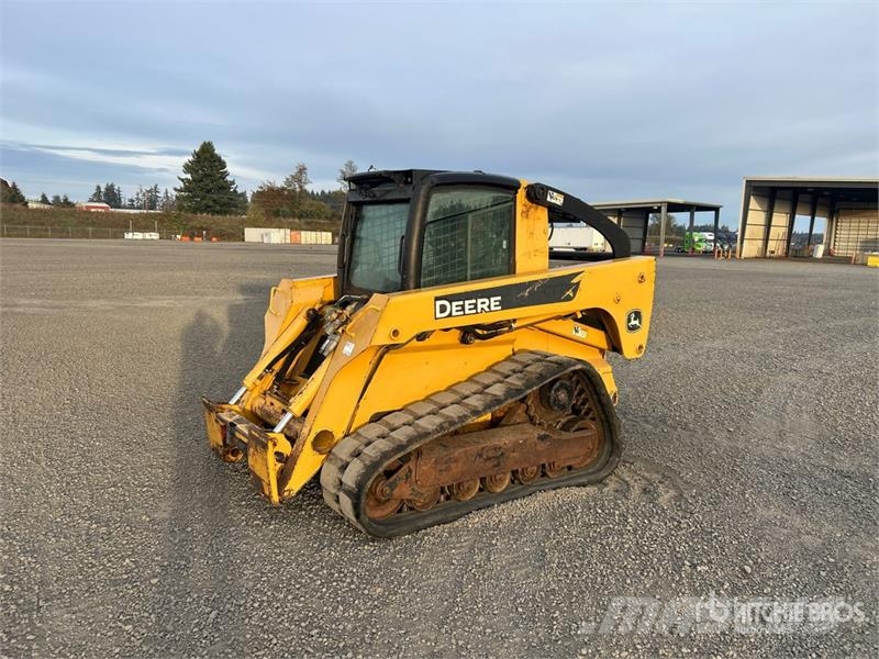 John Deere CT332 滑移装载机
