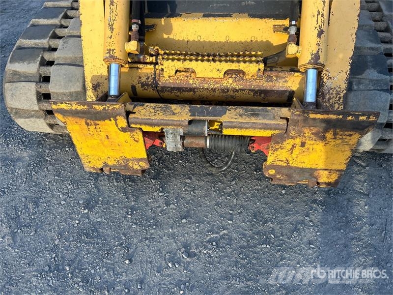 John Deere CT332 滑移装载机