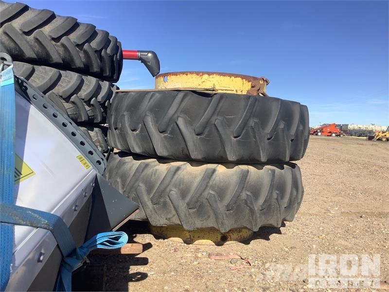 John Deere of (2) John Deere 18.4-38 Tires 타이어, 휠 및 림