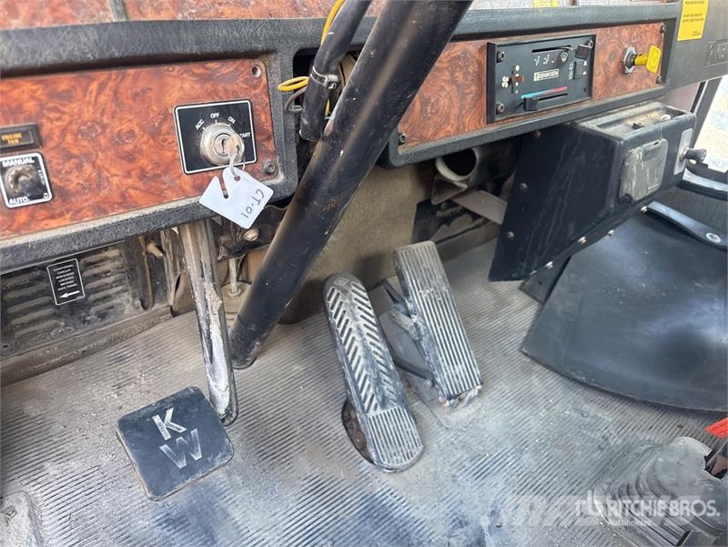 Kenworth on Kenworth T800 6x4 Stone Spreader Truck 碎石混凝土機械
