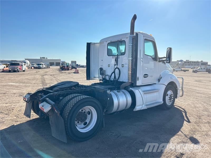 Kenworth T-680 4x2 S/A Day Cab Truck Tractor Vlačilci