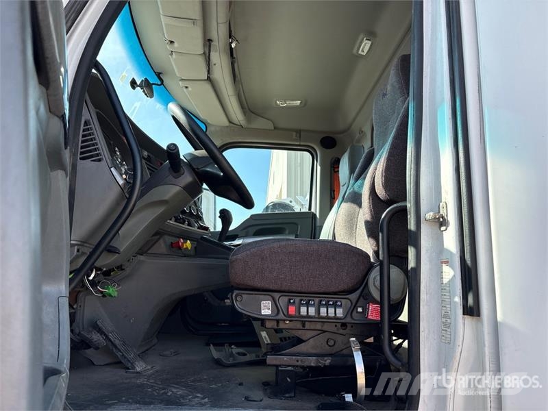 Kenworth T-680 4x2 S/A Day Cab Truck Tractor Vilcēji