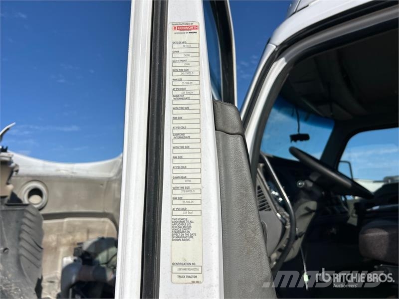 Kenworth T-680 4x2 S/A Day Cab Truck Tractor Vlačilci