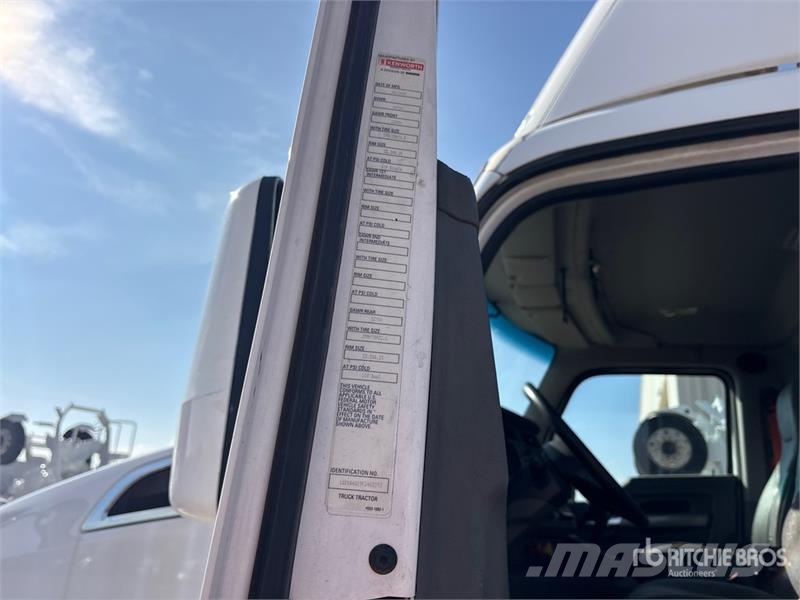 Kenworth T-680 4x2 S/A Day Cab Truck Tractor Vilcēji