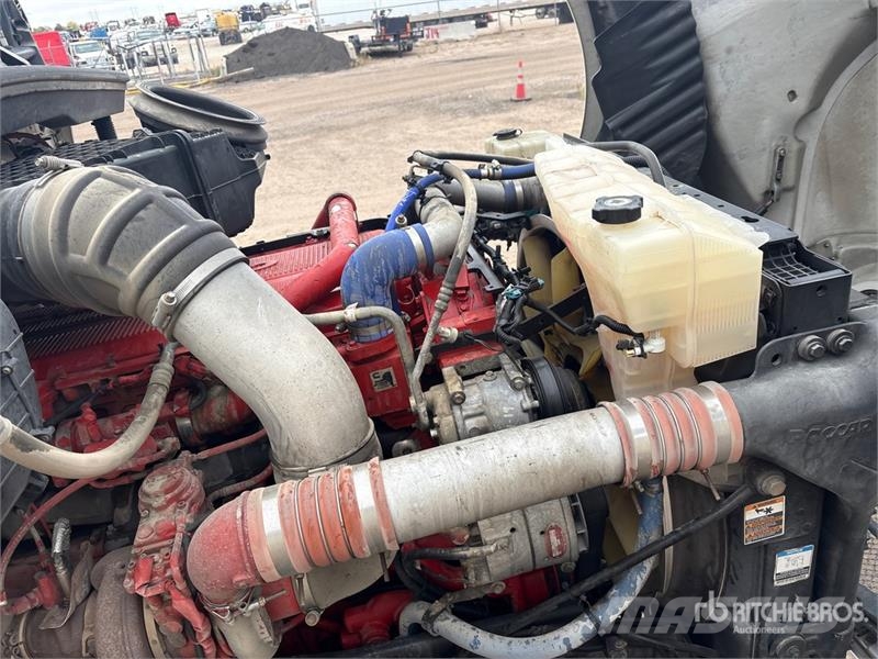 Kenworth T-680 4x2 S/A Day Cab Truck Tractor Cabezas tractoras