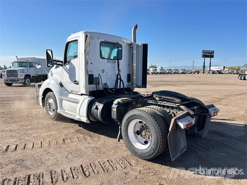 Kenworth T-680 4x2 S/A Day Cab Truck Tractor Vlačilci
