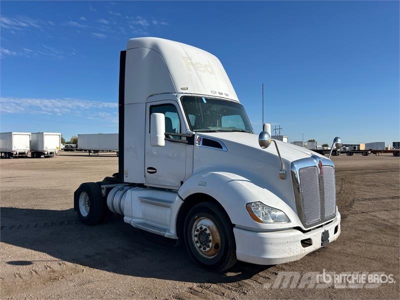 Kenworth T-680 4x2 S/A Day Cab Truck Tractor Vlačilci