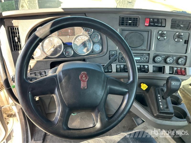 Kenworth T-680 4x2 S/A Day Cab Truck Tractor Vilcēji