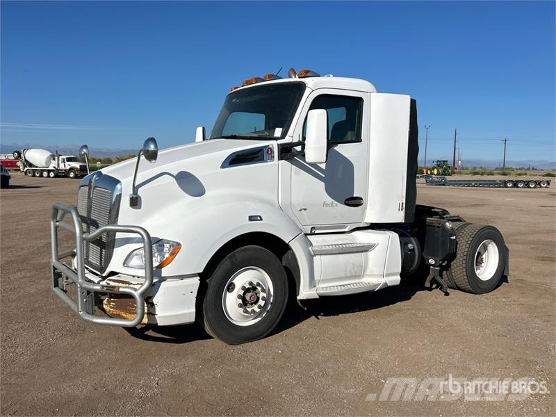 Kenworth T-680 4x2 S/A Day Cab Truck Tractor Vlačilci
