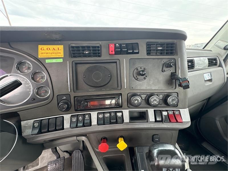 Kenworth T-680 4x2 S/A Day Cab Truck Tractor Cabezas tractoras
