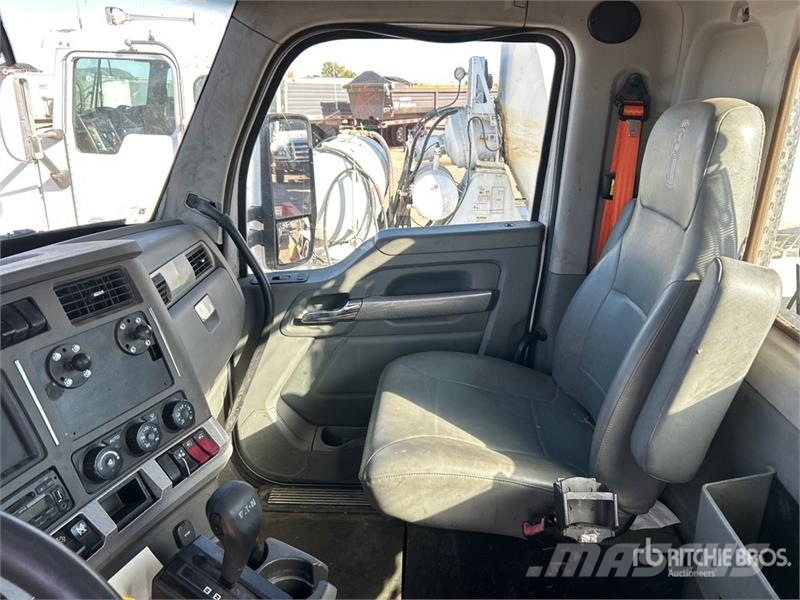 Kenworth T-680 4x2 S/A Day Cab Truck Tractor Vlačilci