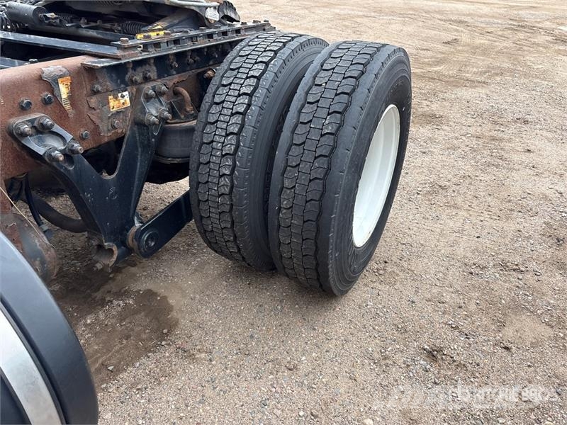 Kenworth T-680 4x2 S/A Day Cab Truck Tractor Cabezas tractoras