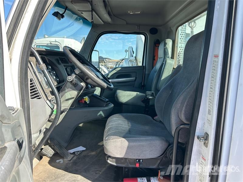 Kenworth T-680 4x2 S/A Day Cab Truck Tractor Vlačilci