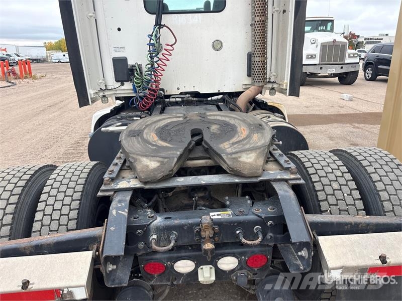 Kenworth T-680 4x2 S/A Day Cab Truck Tractor Cabezas tractoras