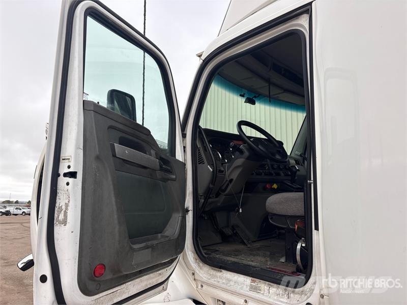 Kenworth T-680 4x2 S/A Day Cab Truck Tractor Cabezas tractoras