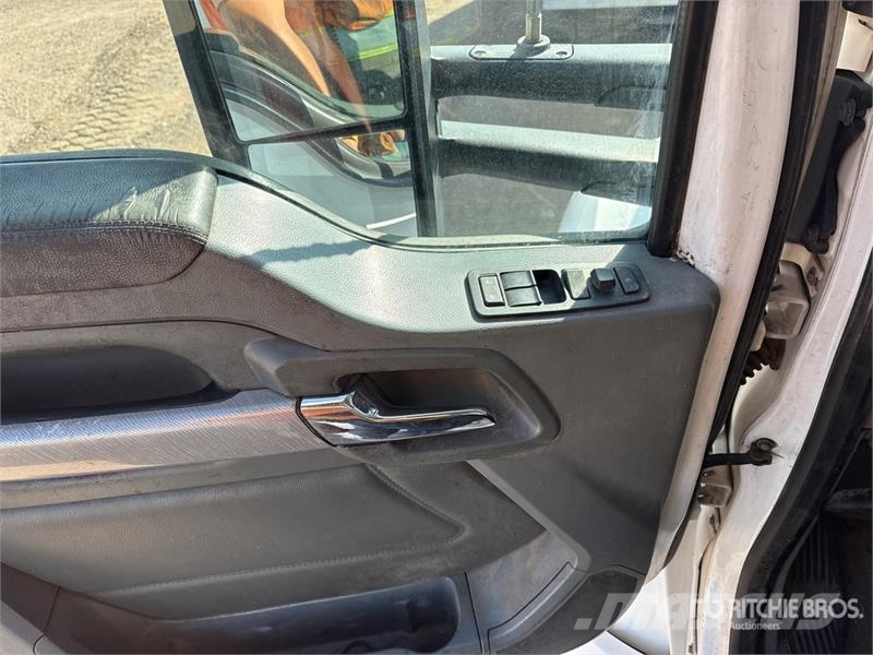 Kenworth T-680 4x2 S/A Day Cab Truck Tractor Vilcēji