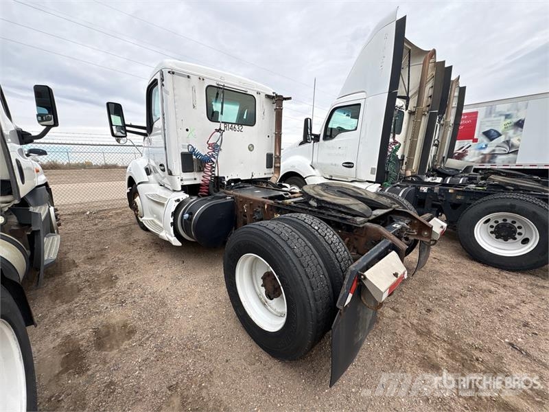 Kenworth T-680 4x2 S/A Day Cab Truck Tractor Cabezas tractoras