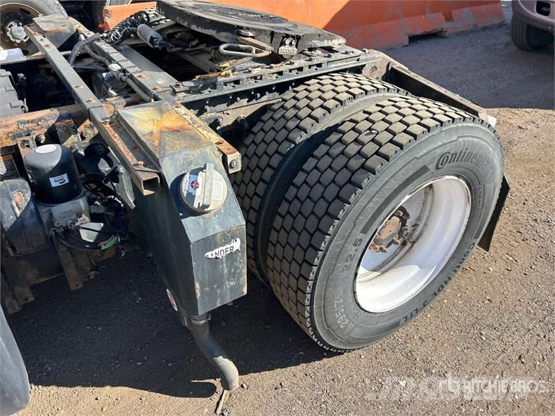 Kenworth T-680 4x2 S/A Day Cab Truck Tractor Vlačilci