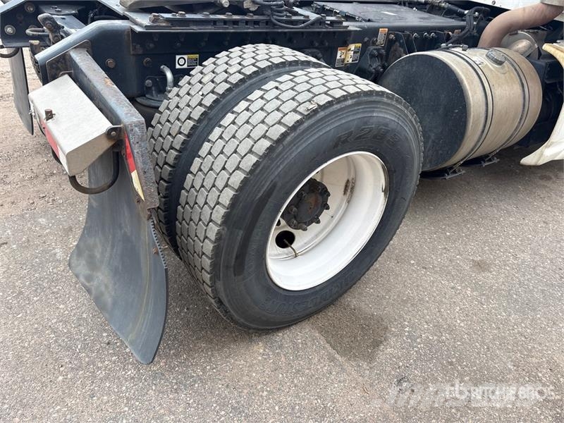 Kenworth T-680 4x2 S/A Day Cab Truck Tractor Cabezas tractoras