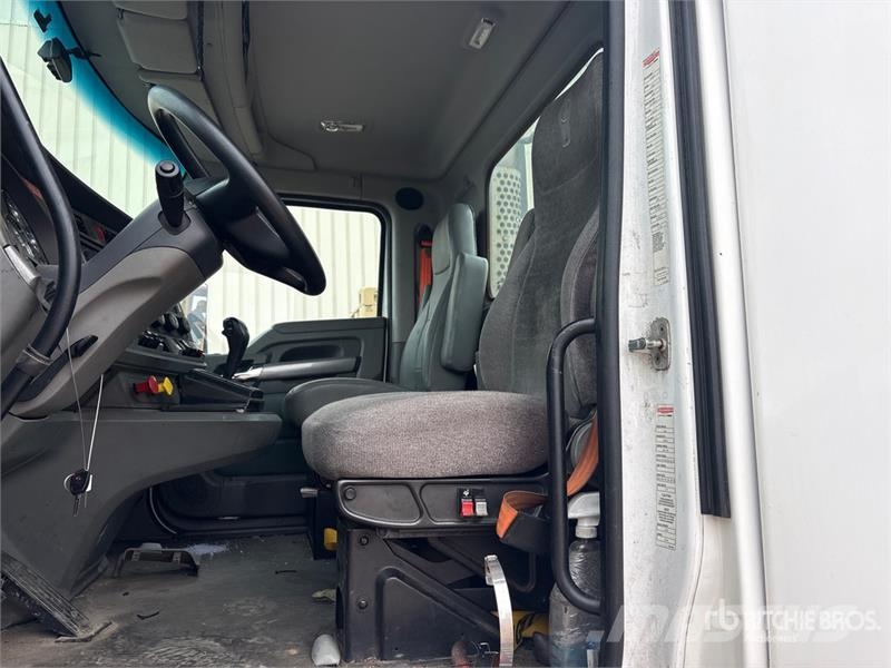 Kenworth T-680 4x2 S/A Day Cab Truck Tractor Cabezas tractoras