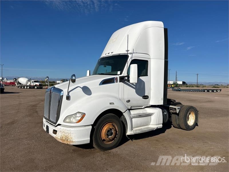 Kenworth T-680 4x2 S/A Day Cab Truck Tractor Vlačilci