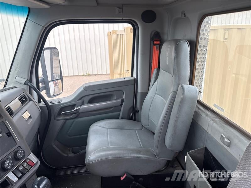 Kenworth T-680 4x2 S/A Day Cab Truck Tractor Cabezas tractoras