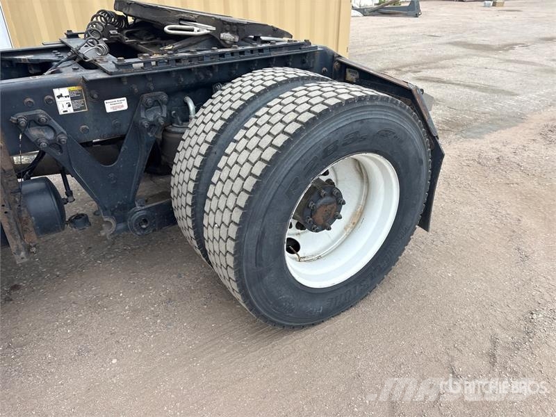 Kenworth T-680 4x2 S/A Day Cab Truck Tractor Cabezas tractoras