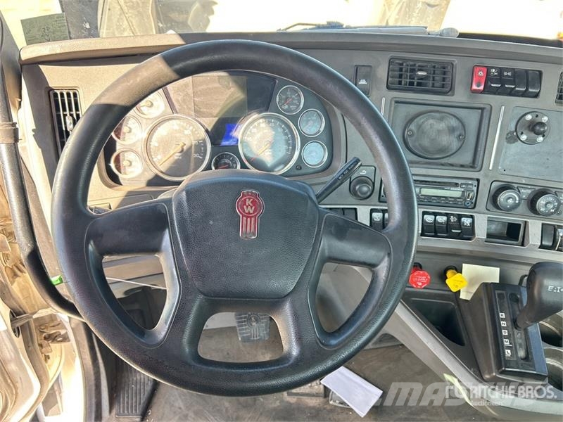 Kenworth T-680 4x2 S/A Day Cab Truck Tractor Vlačilci