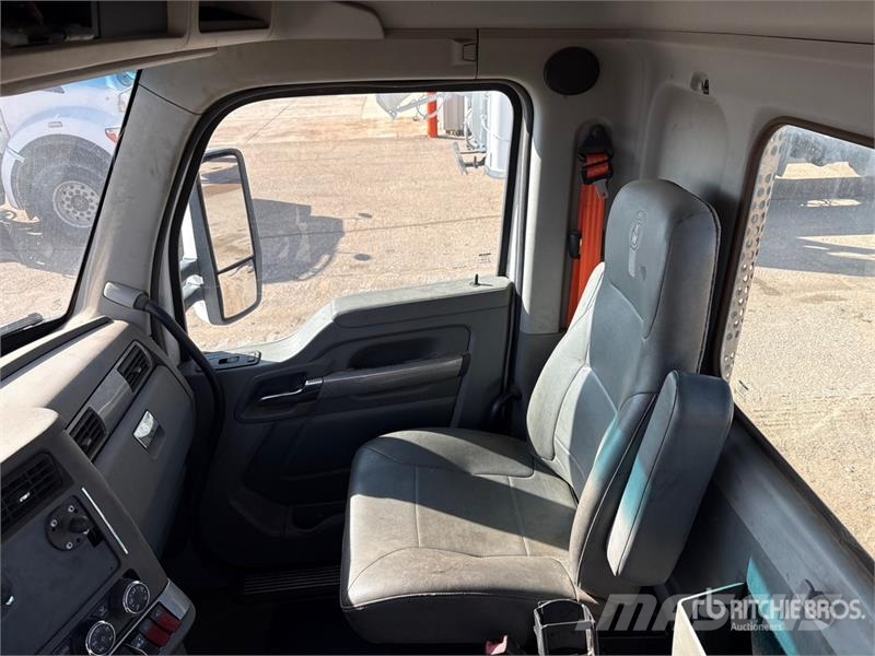 Kenworth T-680 4x2 S/A Day Cab Truck Tractor Vilcēji