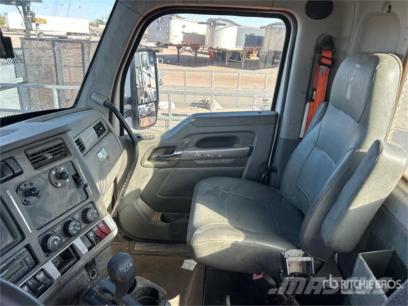 Kenworth T-680 4x2 S/A Day Cab Truck Tractor Vlačilci