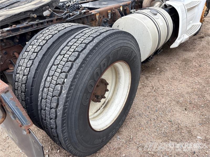 Kenworth T-680 4x2 S/A Day Cab Truck Tractor Cabezas tractoras