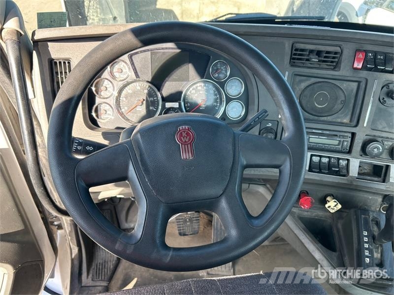 Kenworth T-680 4x2 S/A Day Cab Truck Tractor Vlačilci