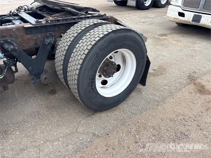 Kenworth T-680 4x2 S/A Day Cab Truck Tractor Tractores (camiões)